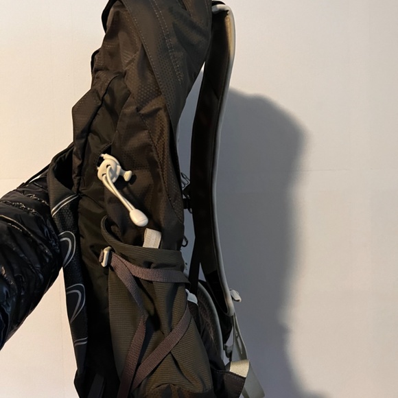 Osprey Talon 22 Pack Men's Hiking Backpack (2020 Model) - Picture 5 of 8